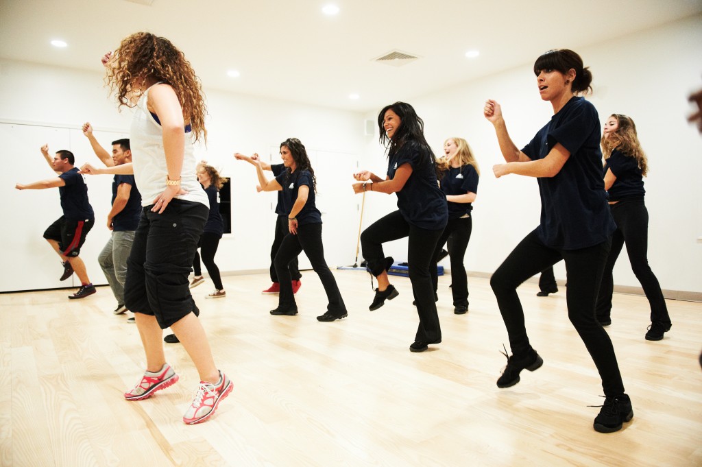 Edge dance. Школа танцев в Париже. Танго джамп. Студия танца palestra Dance. Школа танцев 1995 в Америке.